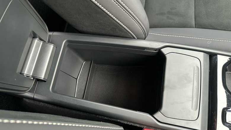 Volvo XC40 2.0 B4P Plus Dark 5dr Auto Petrol Estate